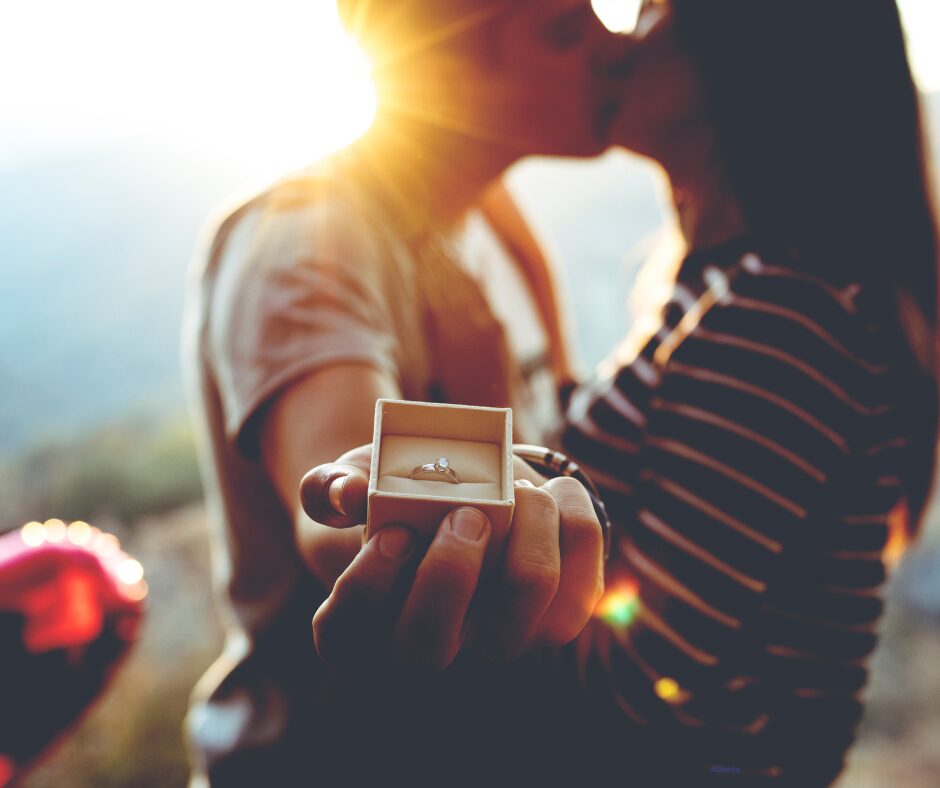 25 Creative Ways to Announce Your Engagement